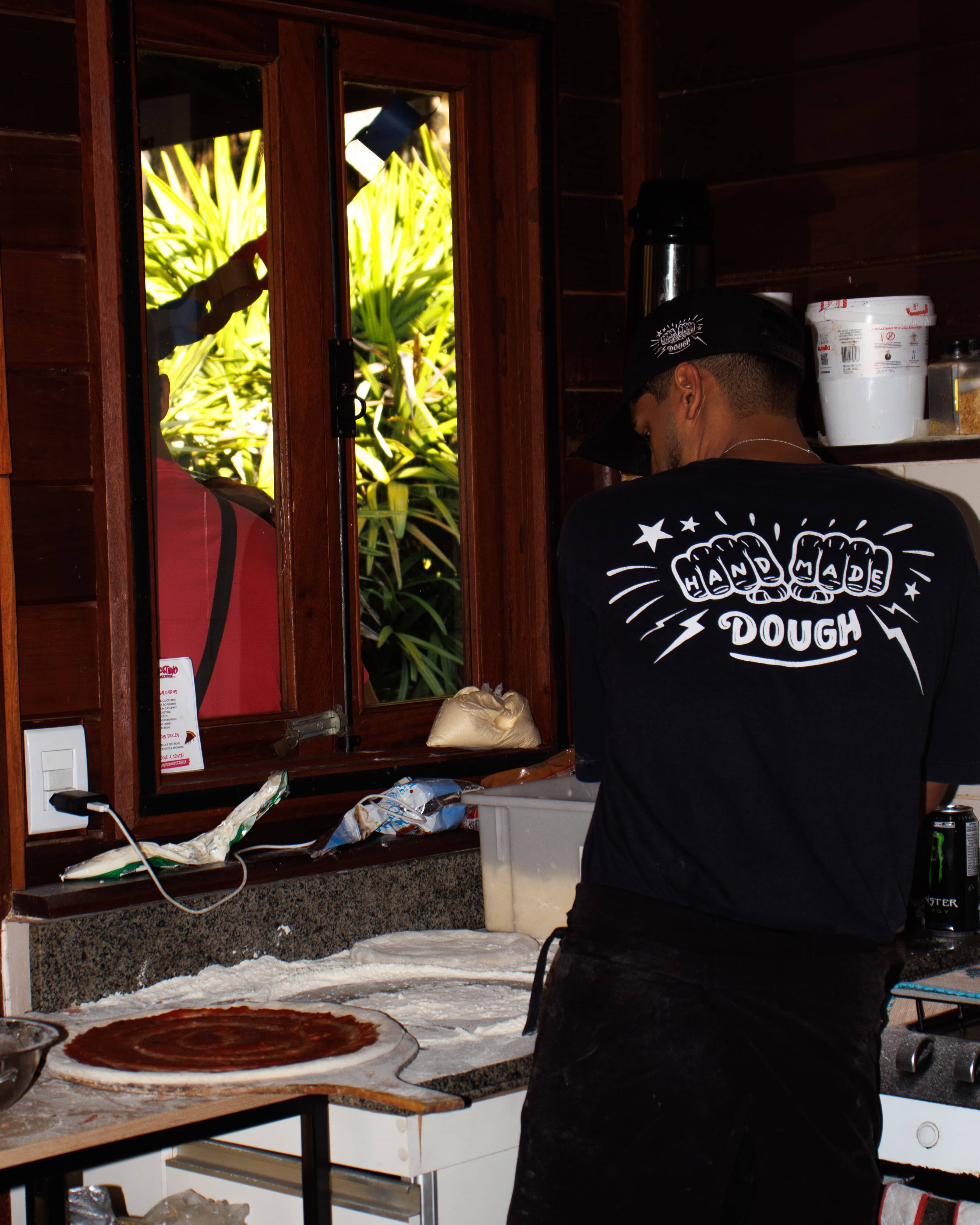 Pizzaiolo da Agostino preparando a massa durante um evento